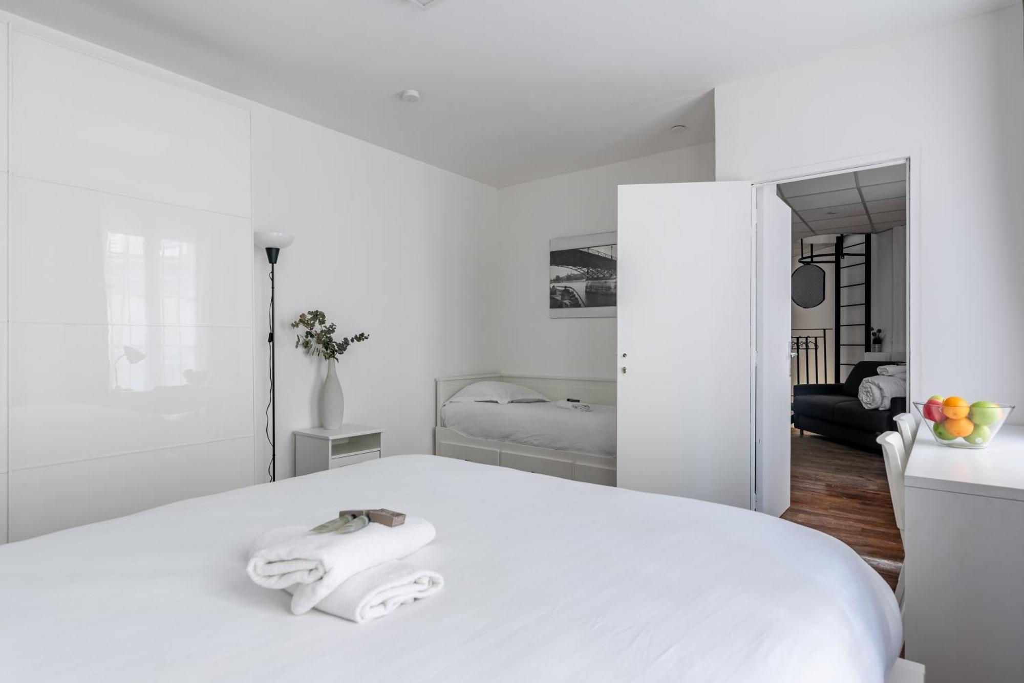 Loft Magenta Blue Apartment